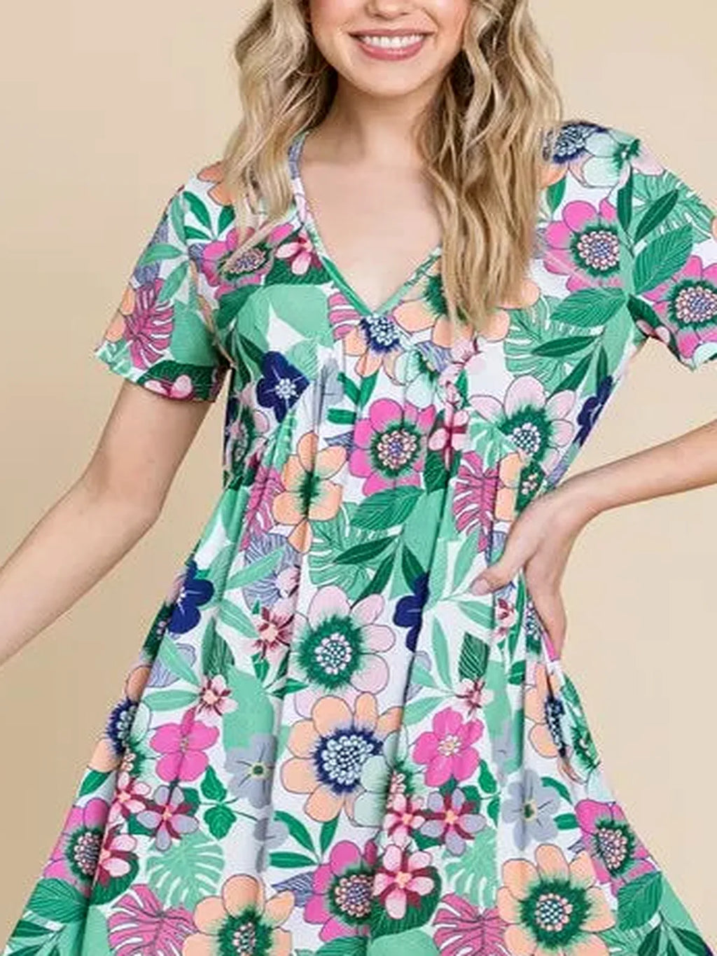 Chic Floral Ruched Dress with V-Neck and Short Sleeves